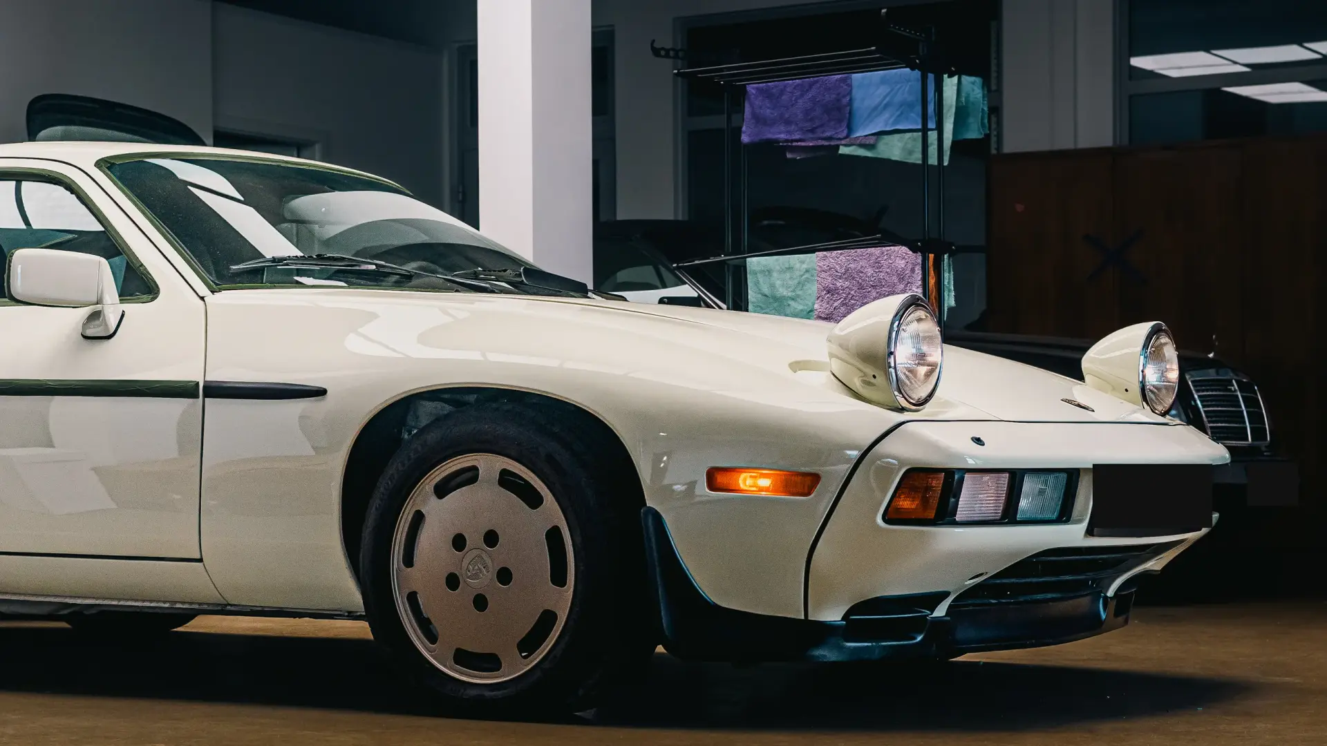 Porsche 928 w hali studia detailingu Caresthetics na Emaliowej w Warszawie