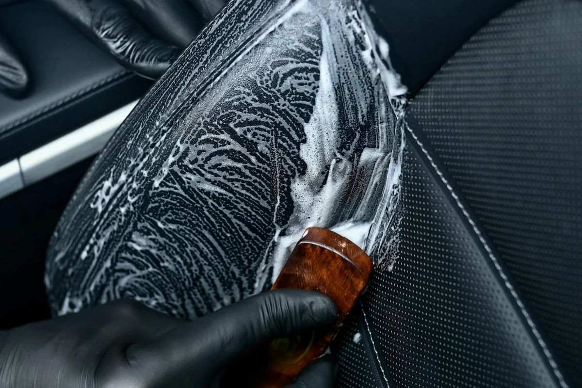 Czyszczenie Skóry w Aucie — Poradnik