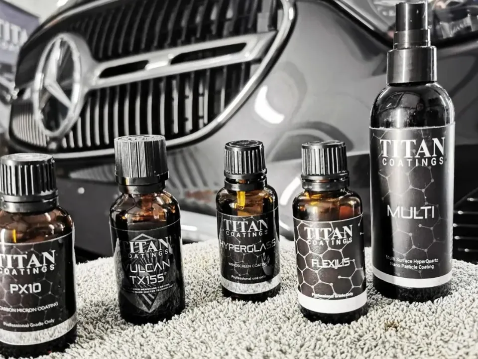 Produkty do powłok elastomerowych Titan Coatings na grillu samochodu