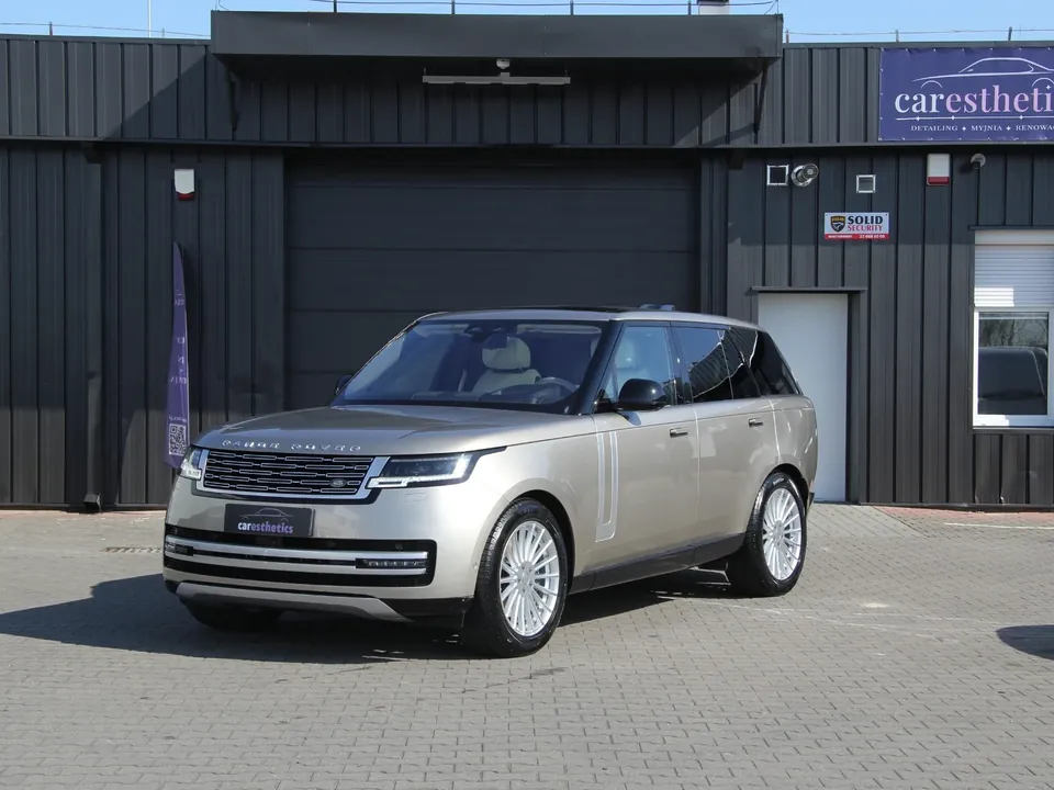 Range Rover w folii PPF przed studiem Caresthetics