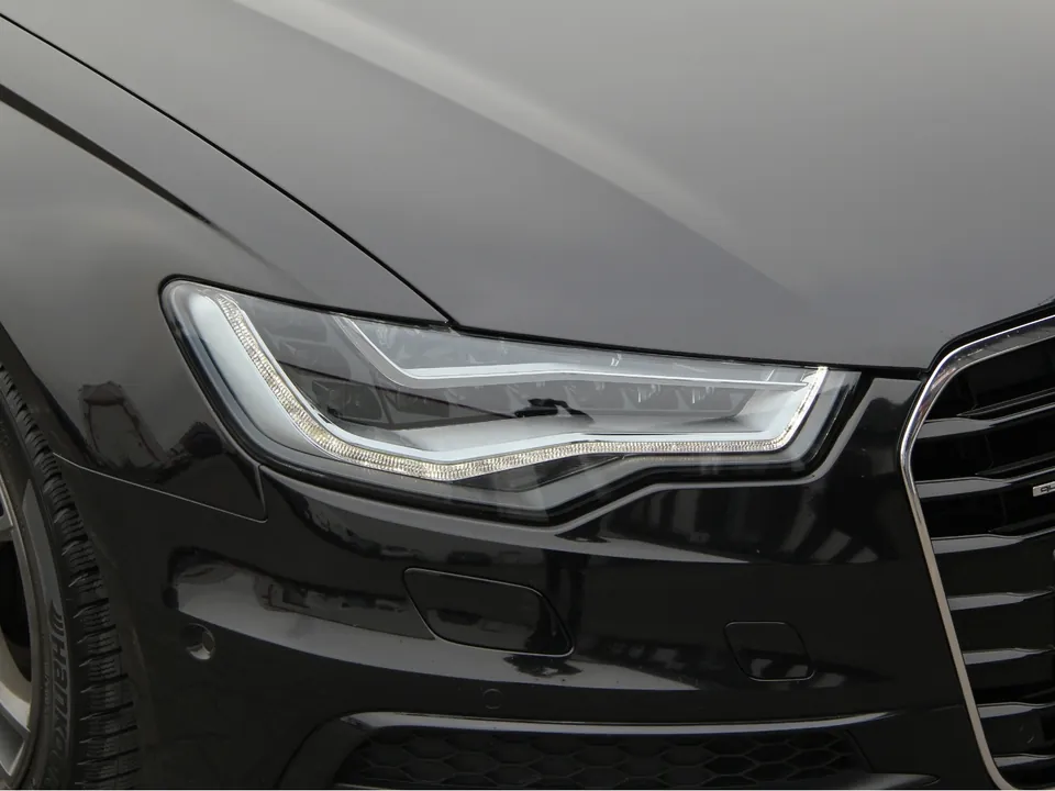 Reflektor i czarny lakier Audi A6 C7 po trzyetapowej korekcie lakieru