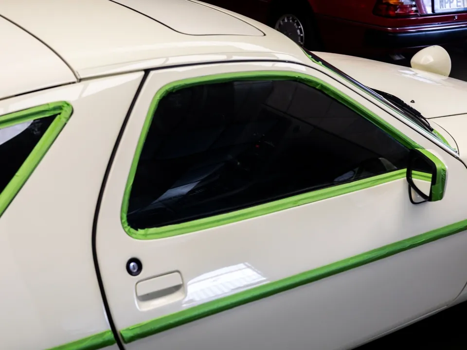 Porsche 928S z zamaskowanymi szybami przed korektą lakieru w studiu Caresthetics
