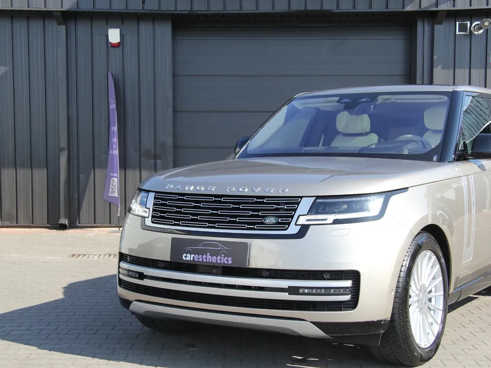 Range Rover przed halą Caresthetics po aplikacji folii PPF na całe nadwozie